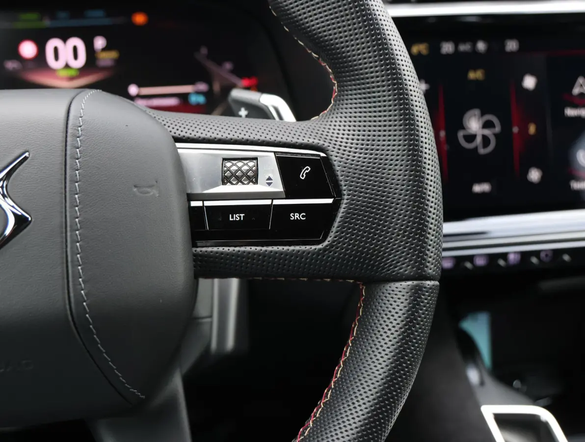 1.6 PHEV 225 Ligne Business | Alcantara bekleding | Navigatie | Dodehoeksensor | Elektrische achterklep | Verwarmde voorstoelen | Apple Carplay/Android Auto