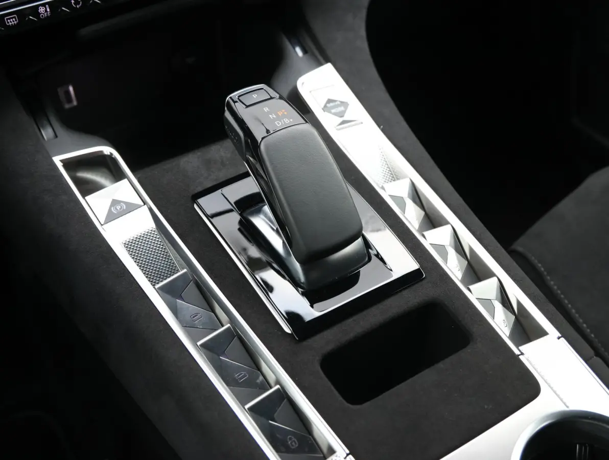 1.6 PHEV 225 Ligne Business | Alcantara bekleding | Navigatie | Dodehoeksensor | Elektrische achterklep | Verwarmde voorstoelen | Apple Carplay/Android Auto