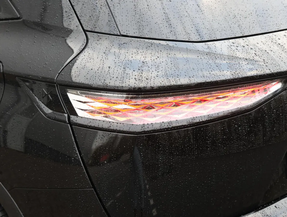 1.6 PHEV 225 Ligne Business | Alcantara bekleding | Navigatie | Dodehoeksensor | Elektrische achterklep | Verwarmde voorstoelen | Apple Carplay/Android Auto