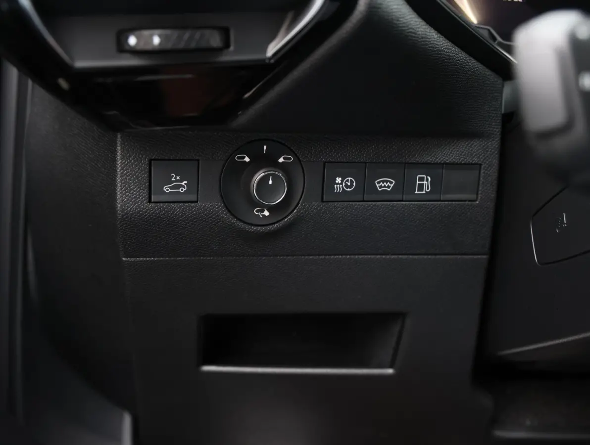 1.6 PHEV 225 Ligne Business | Alcantara bekleding | Navigatie | Dodehoeksensor | Elektrische achterklep | Verwarmde voorstoelen | Apple Carplay/Android Auto