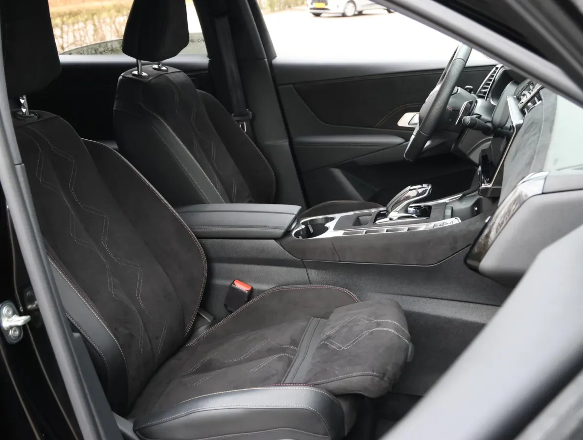 1.6 PHEV 225 Ligne Business | Alcantara bekleding | Navigatie | Dodehoeksensor | Elektrische achterklep | Verwarmde voorstoelen | Apple Carplay/Android Auto