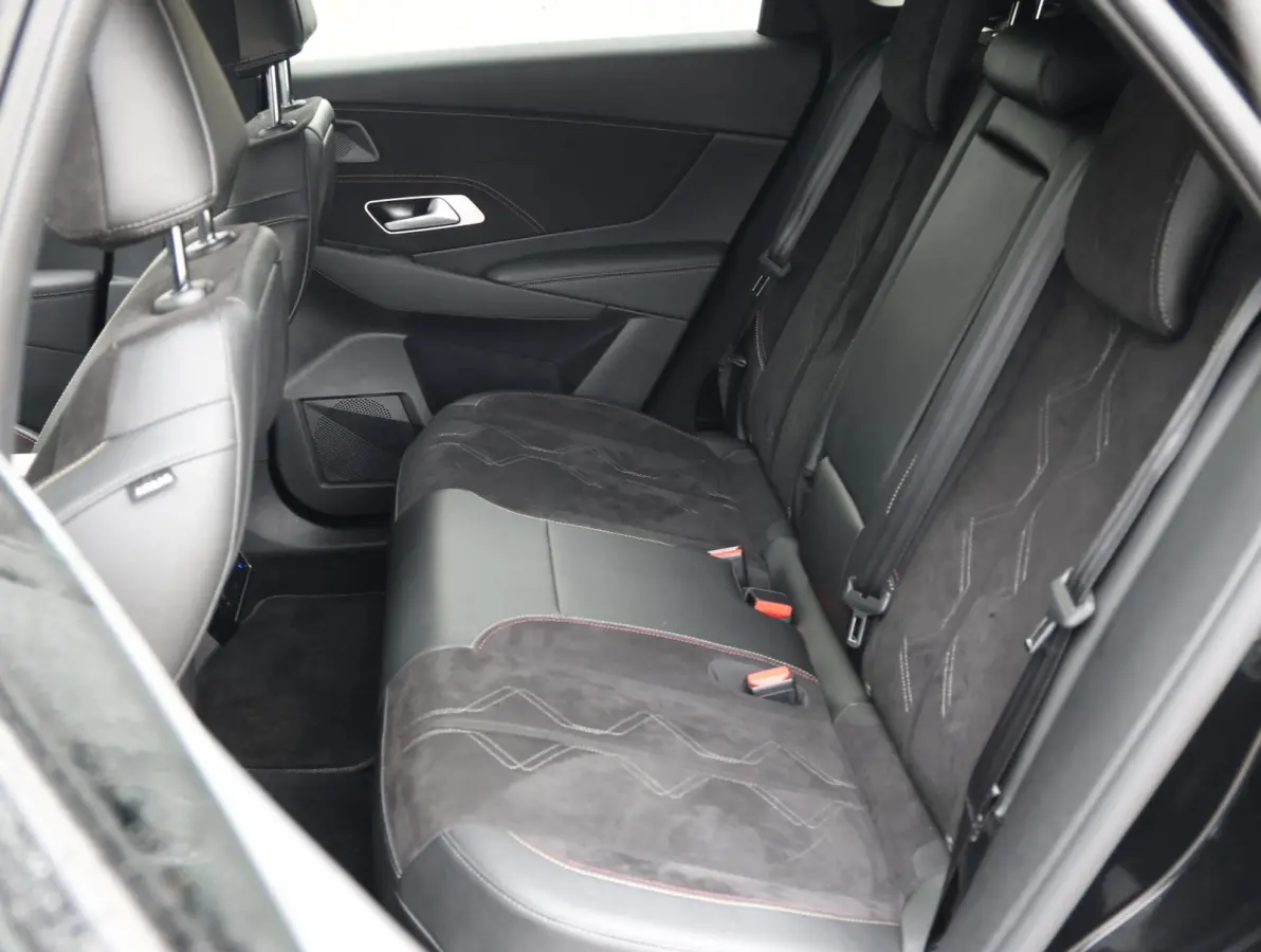 1.6 PHEV 225 Ligne Business | Alcantara bekleding | Navigatie | Dodehoeksensor | Elektrische achterklep | Verwarmde voorstoelen | Apple Carplay/Android Auto
