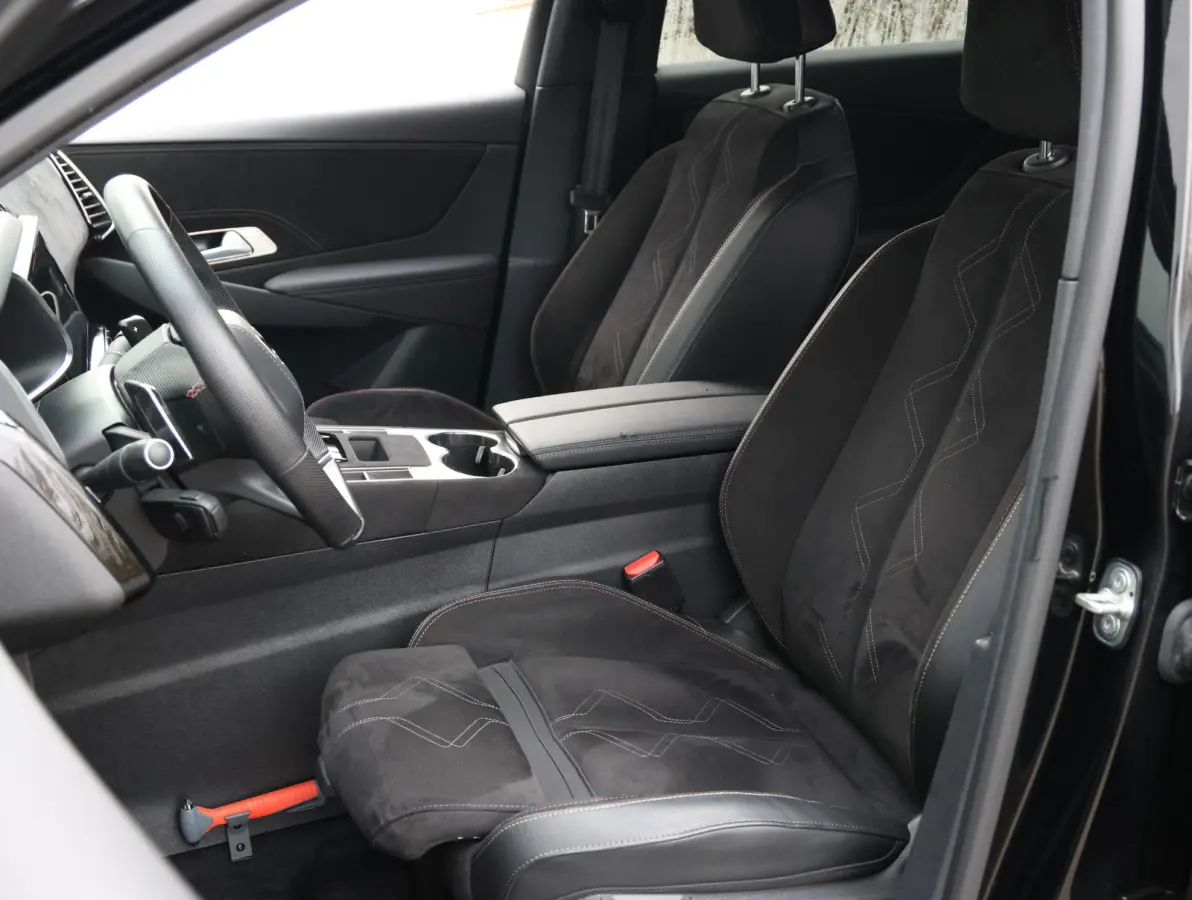1.6 PHEV 225 Ligne Business | Alcantara bekleding | Navigatie | Dodehoeksensor | Elektrische achterklep | Verwarmde voorstoelen | Apple Carplay/Android Auto