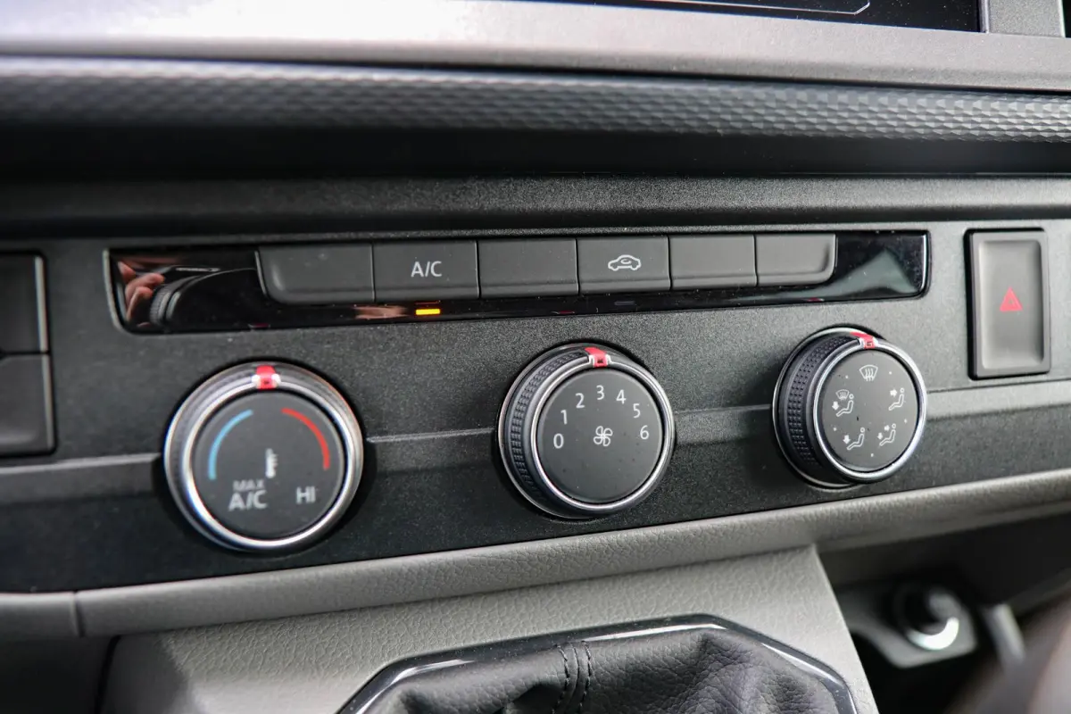 2.0 TDI 110pk L2H1 DC 28 Comfortline | App-Connect Navigatie | Cruise Control | Achteruitrijcamera | Trekhaak | 17"Lichtmetalen Velgen