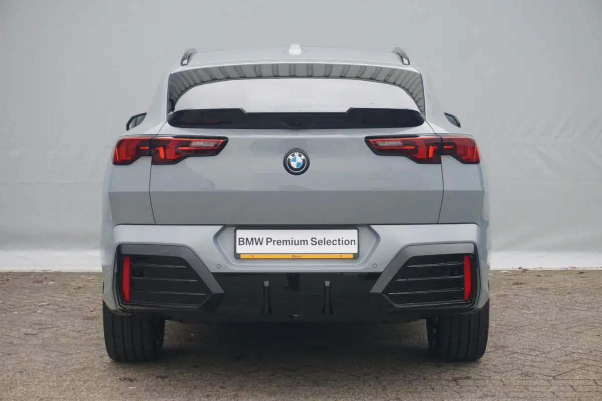 eDrive20 | M Sportpakket Pro | Trekhaak | Schuif-kanteldak | Harman Kardon | Head-up | Elektrische verstelbare Stoelen | Rondomzicht Camera's | Driving Assistant Professional