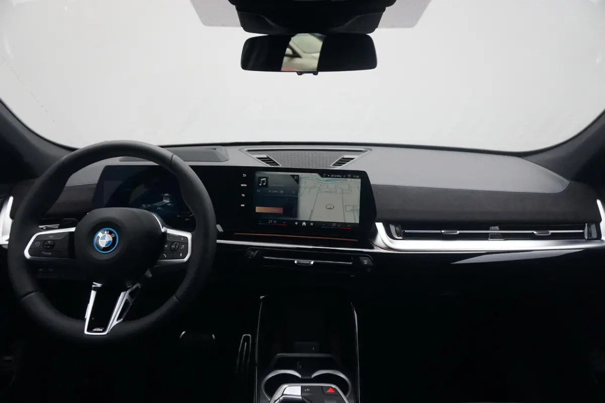eDrive20 | M Sportpakket Pro | Trekhaak | Schuif-kanteldak | Harman Kardon | Head-up | Elektrische verstelbare Stoelen | Rondomzicht Camera's | Driving Assistant Professional