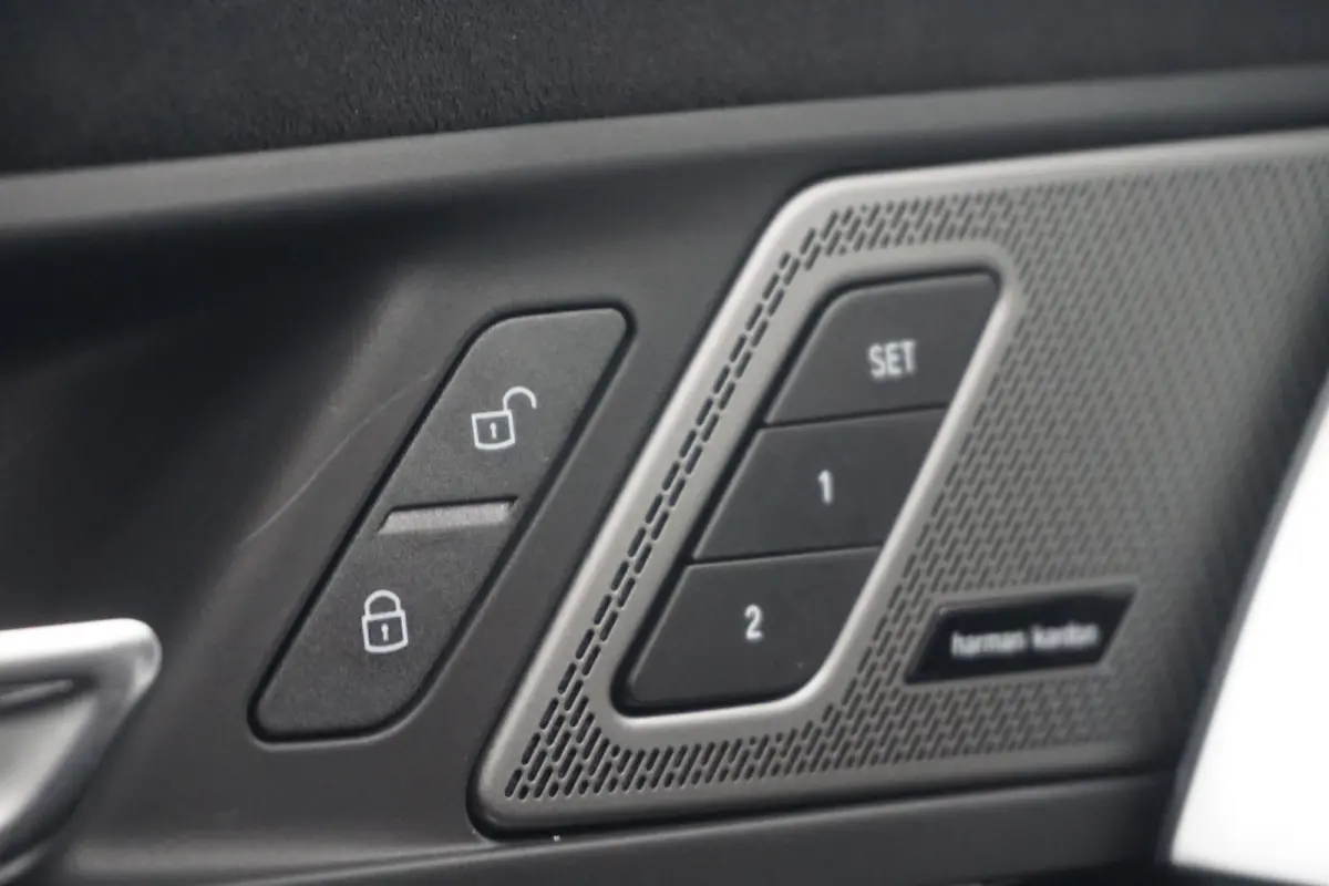eDrive20 | M Sportpakket Pro | Trekhaak | Schuif-kanteldak | Harman Kardon | Head-up | Elektrische verstelbare Stoelen | Rondomzicht Camera's | Driving Assistant Professional