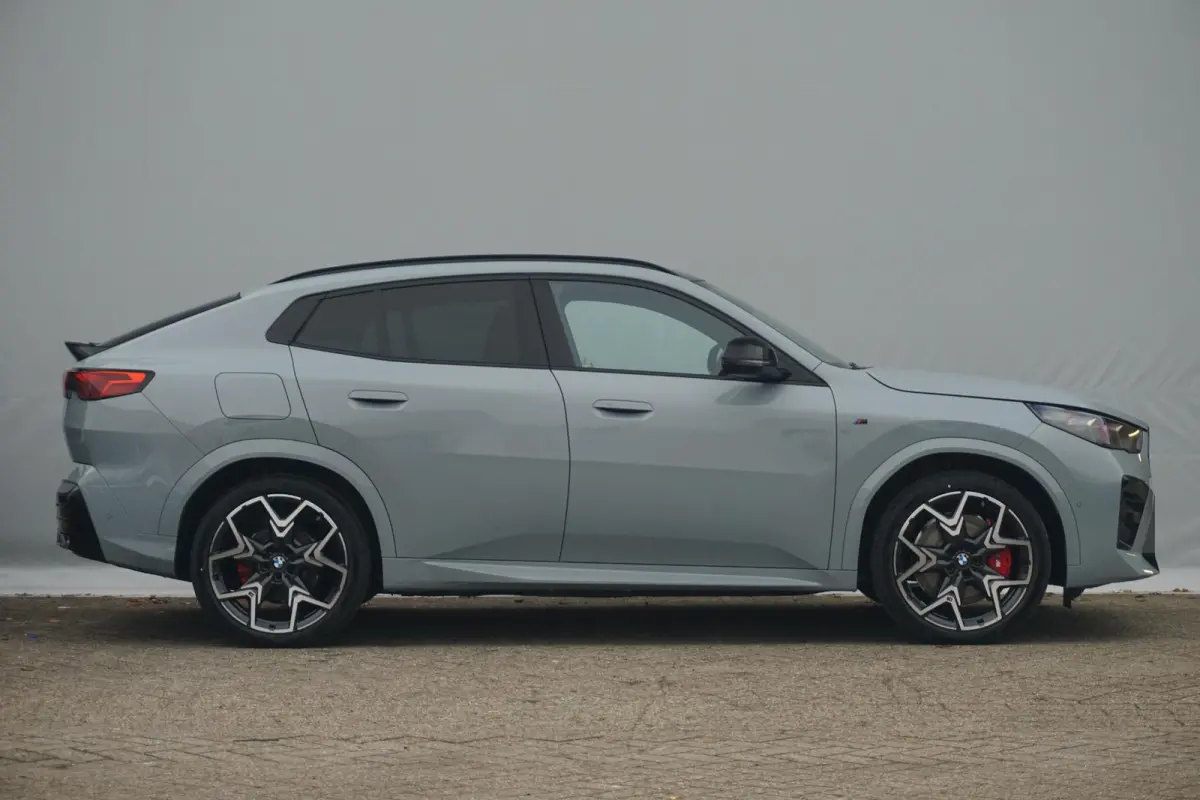 eDrive20 | M Sportpakket Pro | Trekhaak | Schuif-kanteldak | Harman Kardon | Head-up | Elektrische verstelbare Stoelen | Rondomzicht Camera's | Driving Assistant Professional