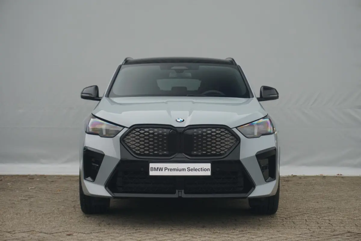eDrive20 | M Sportpakket Pro | Trekhaak | Schuif-kanteldak | Harman Kardon | Head-up | Elektrische verstelbare Stoelen | Rondomzicht Camera's | Driving Assistant Professional