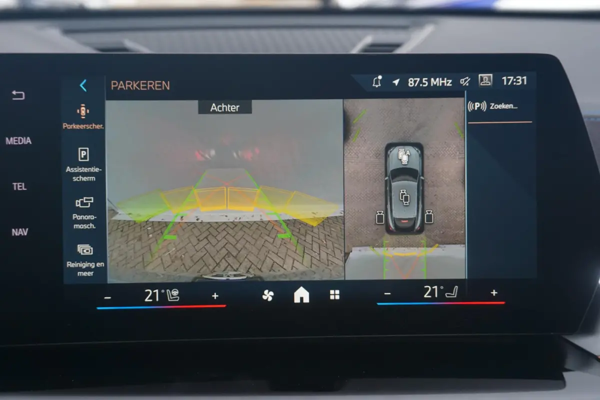 eDrive20 | M Sportpakket Pro | Trekhaak | Schuif-kanteldak | Harman Kardon | Head-up | Elektrische verstelbare Stoelen | Rondomzicht Camera's | Driving Assistant Professional