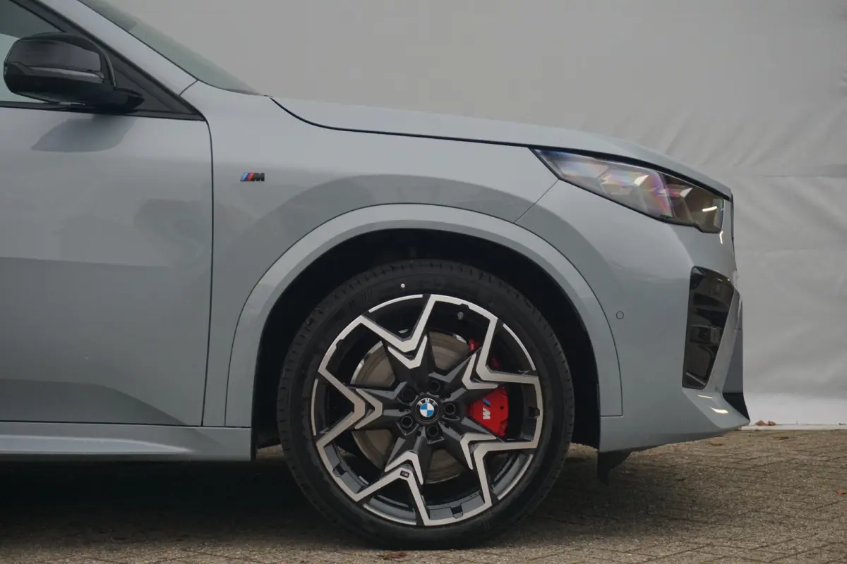 eDrive20 | M Sportpakket Pro | Trekhaak | Schuif-kanteldak | Harman Kardon | Head-up | Elektrische verstelbare Stoelen | Rondomzicht Camera's | Driving Assistant Professional