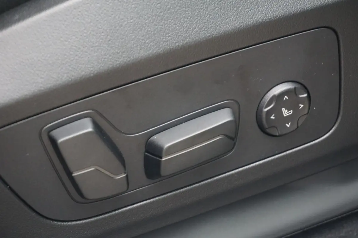 eDrive20 | M Sportpakket Pro | Trekhaak | Schuif-kanteldak | Harman Kardon | Head-up | Elektrische verstelbare Stoelen | Rondomzicht Camera's | Driving Assistant Professional