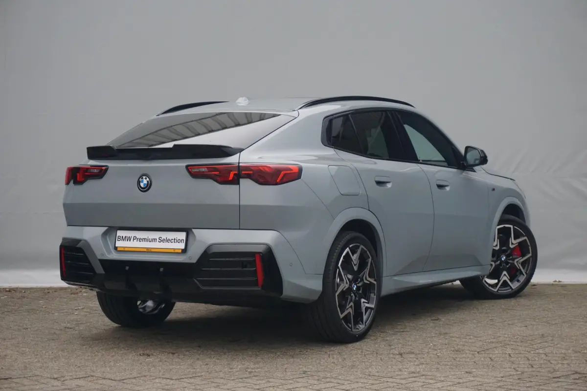 eDrive20 | M Sportpakket Pro | Trekhaak | Schuif-kanteldak | Harman Kardon | Head-up | Elektrische verstelbare Stoelen | Rondomzicht Camera's | Driving Assistant Professional