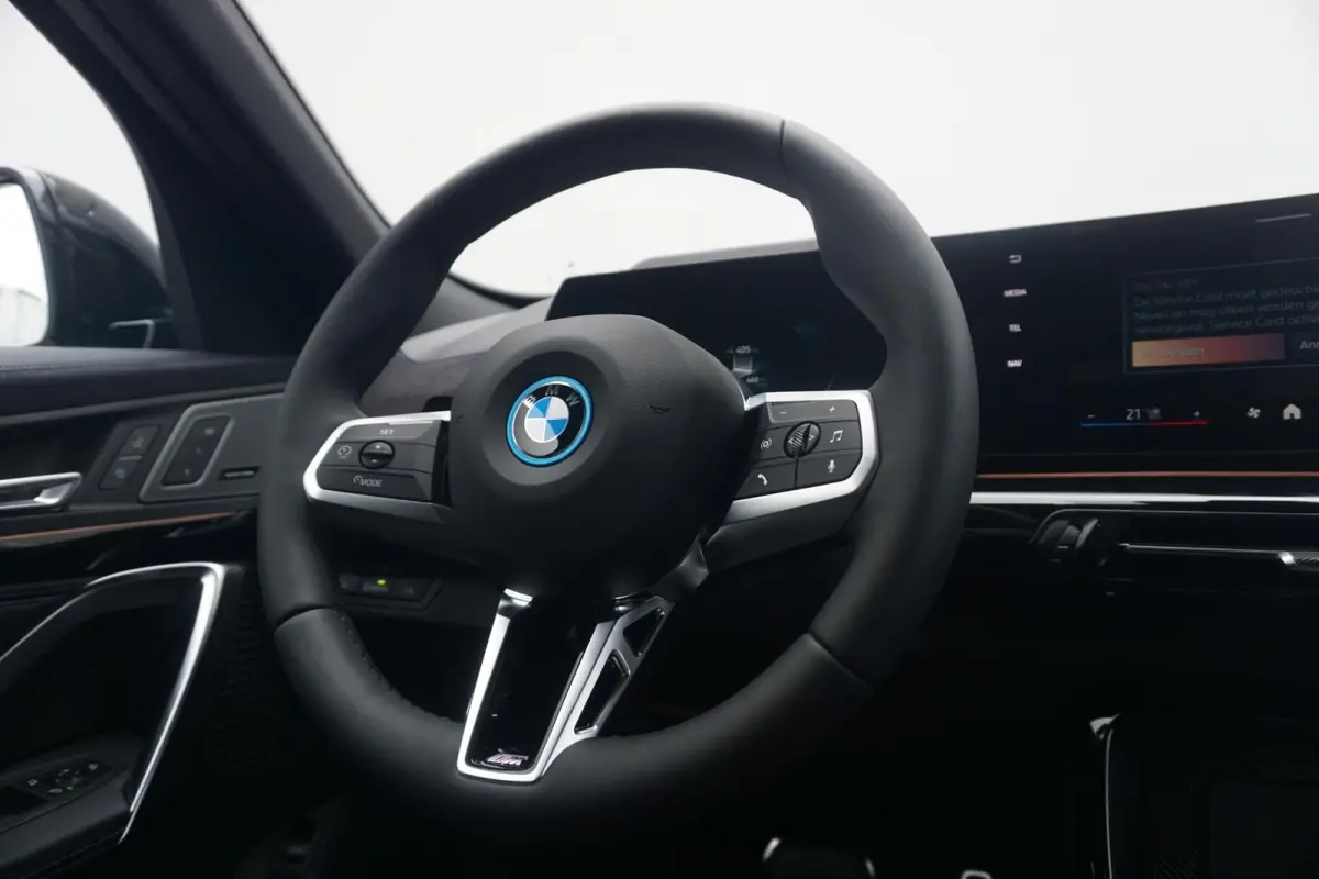 eDrive20 | M Sportpakket Pro | Trekhaak | Schuif-kanteldak | Harman Kardon | Head-up | Elektrische verstelbare Stoelen | Rondomzicht Camera's | Driving Assistant Professional