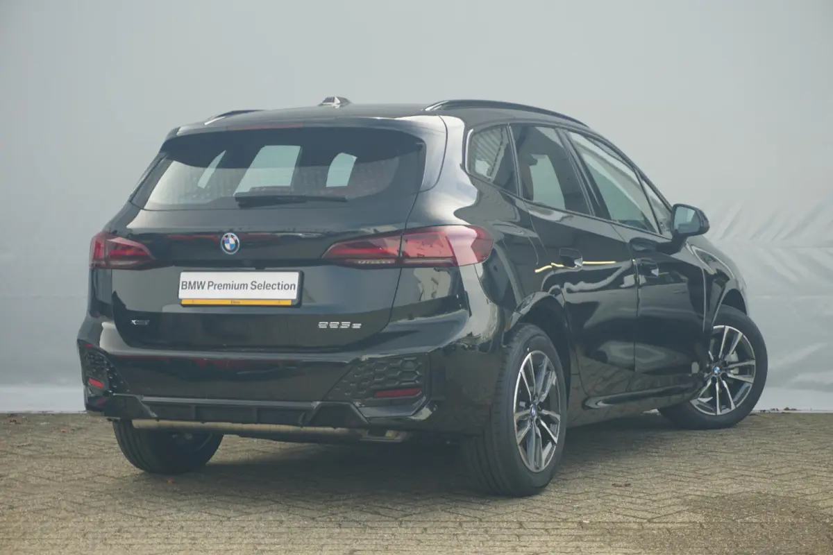225e xDrive | M Sportpakket | Head-Up Display | Harman Kardon | Trekhaak