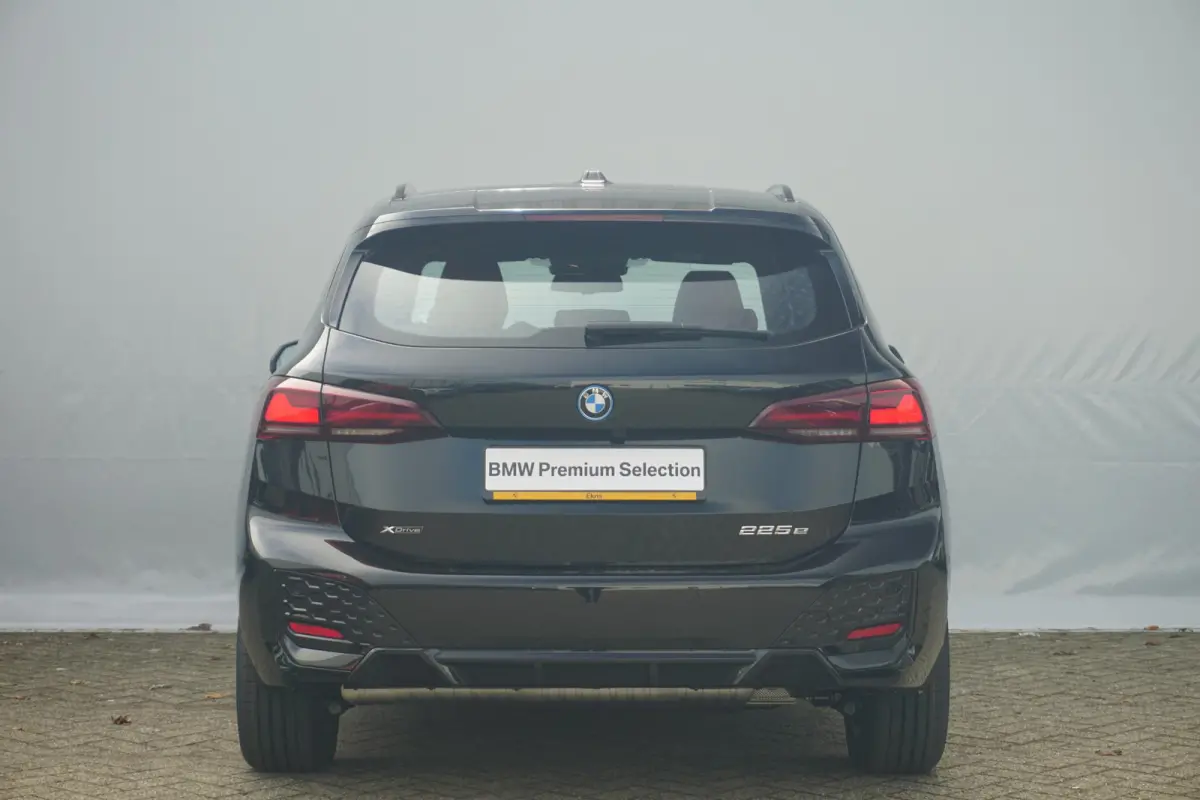 225e xDrive | M Sportpakket | Head-Up Display | Harman Kardon | Trekhaak