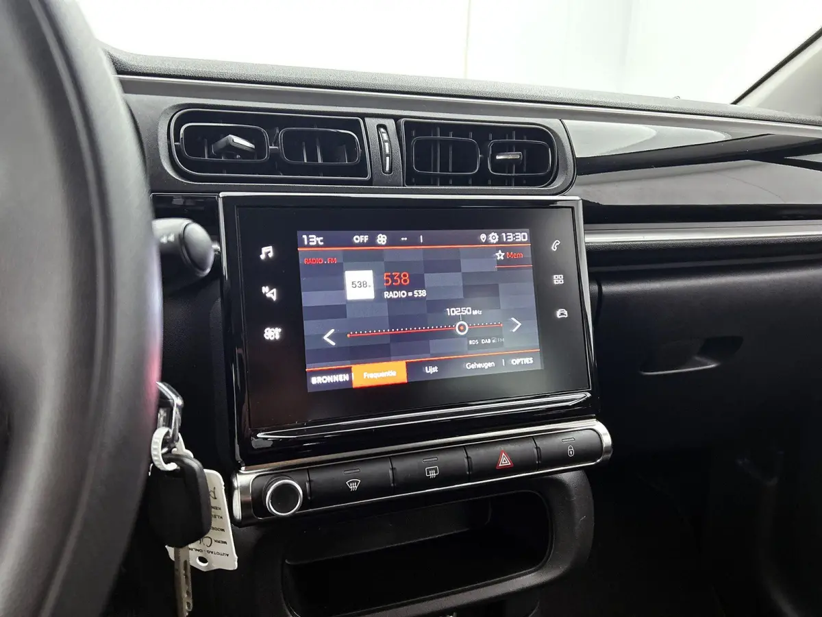 Feel 83pk | Navigatie via Apple Carplay / Android Auto | Climate Control | Cruise Control | DAB+ radio | Bluetooth | Led koplampen | Automatisch dimlicht | Regensensor | Afwijkende dakkleur 
