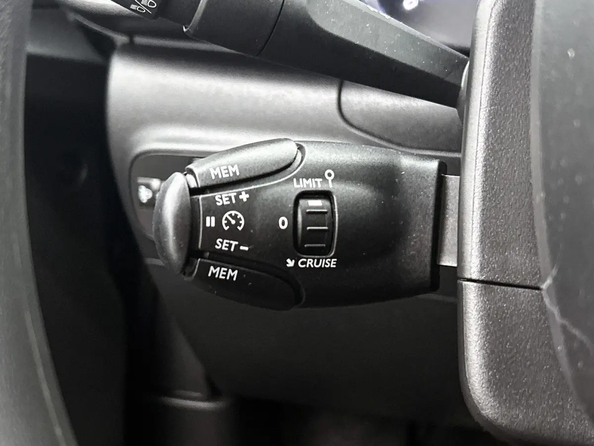 Feel 83pk | Navigatie via Apple Carplay / Android Auto | Climate Control | Cruise Control | DAB+ radio | Bluetooth | Led koplampen | Automatisch dimlicht | Regensensor | Afwijkende dakkleur 