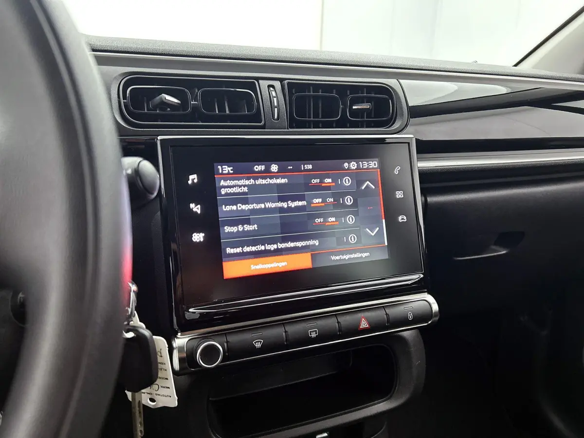 Feel 83pk | Navigatie via Apple Carplay / Android Auto | Climate Control | Cruise Control | DAB+ radio | Bluetooth | Led koplampen | Automatisch dimlicht | Regensensor | Afwijkende dakkleur 