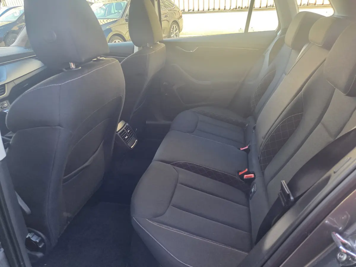 1.5 TSI Automaat/ Wegklapbare trekhaak/ Android auto- Apple carplay/ Parkeersesnoren achter/ Rijklaarprijs!