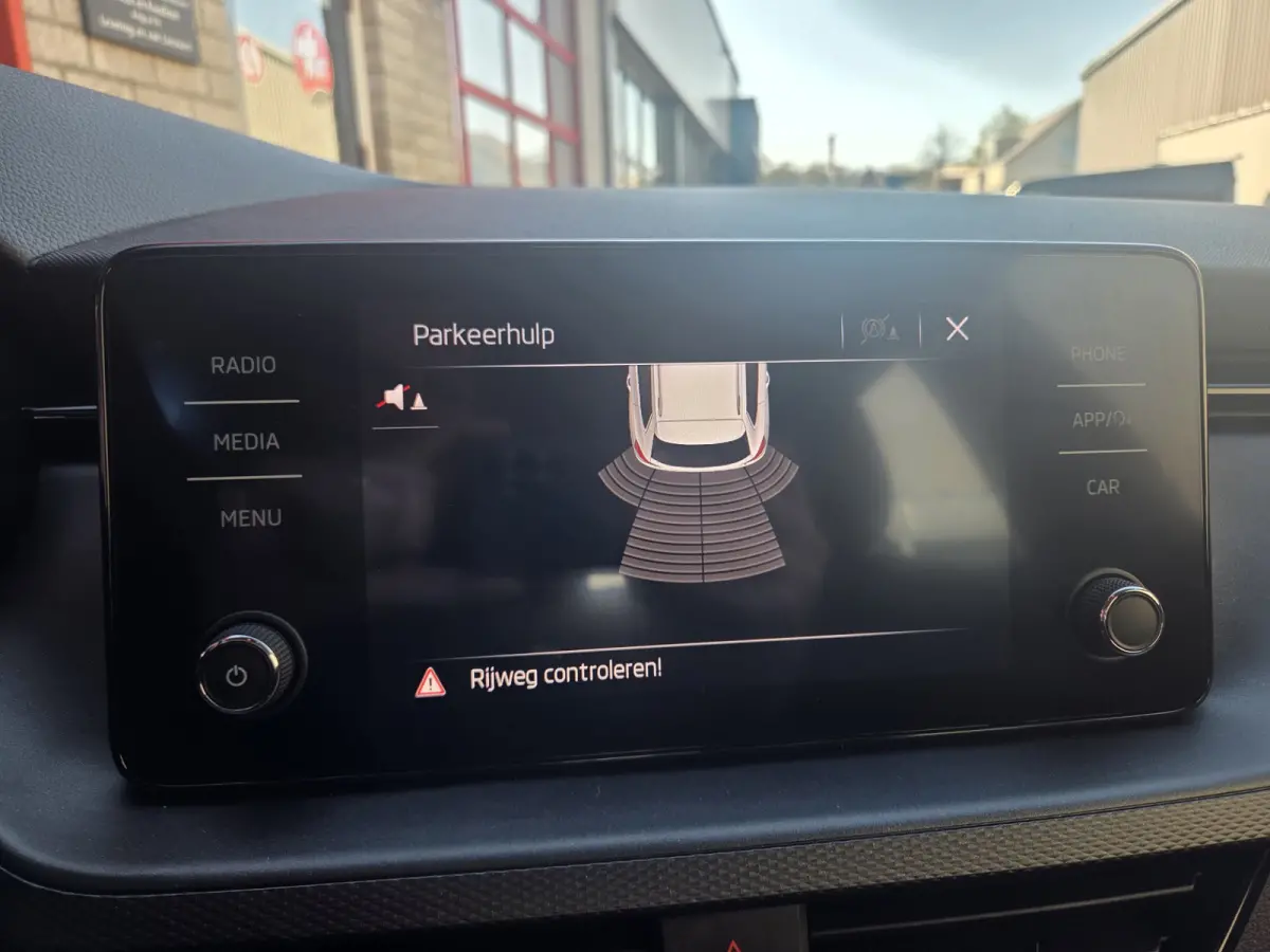1.5 TSI Automaat/ Wegklapbare trekhaak/ Android auto- Apple carplay/ Parkeersesnoren achter/ Rijklaarprijs!