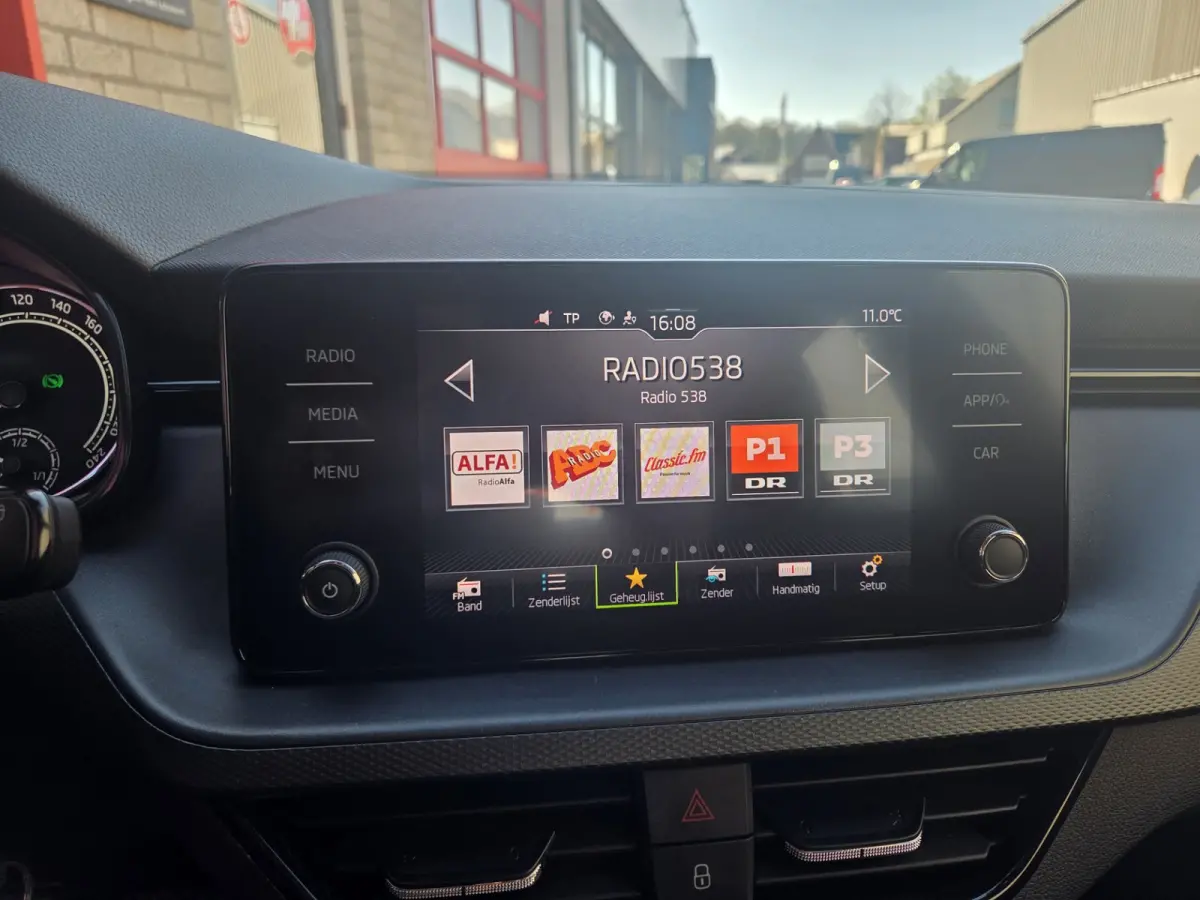 1.5 TSI Automaat/ Wegklapbare trekhaak/ Android auto- Apple carplay/ Parkeersesnoren achter/ Rijklaarprijs!