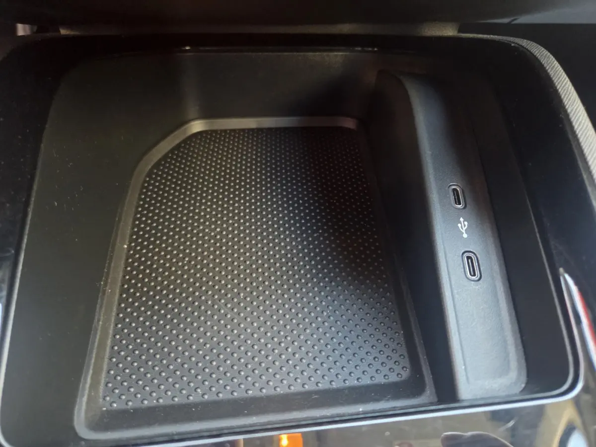 1.5 TSI Automaat/ Wegklapbare trekhaak/ Android auto- Apple carplay/ Parkeersesnoren achter/ Rijklaarprijs!