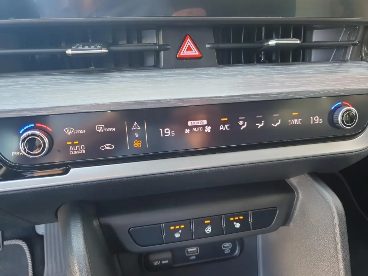 1.6T MHEV DynamicLine Edition | Stoel en stuurverwarming | Navigatie | Camera | Apple Carplay / Android Auto | Climate control |