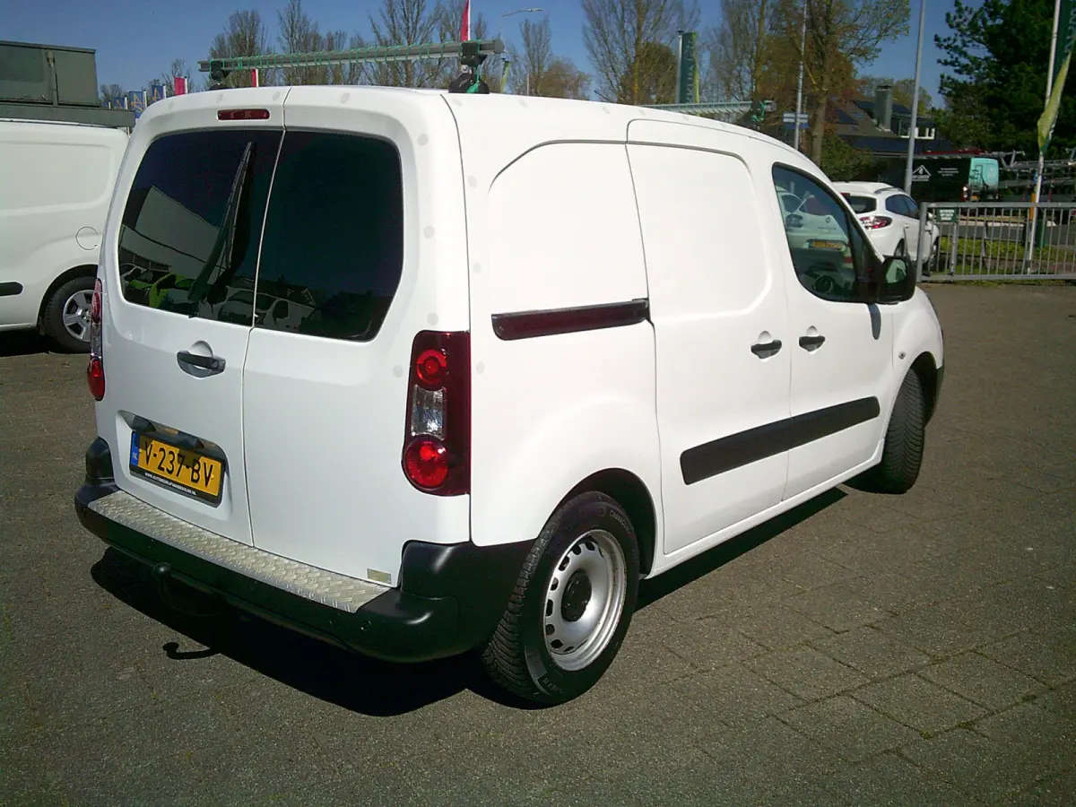 1.6 BlueHDI 100 Club S&S BTW/BPM VRIJ !! VOORZIEN VAN AIRCO+CRUISE!!