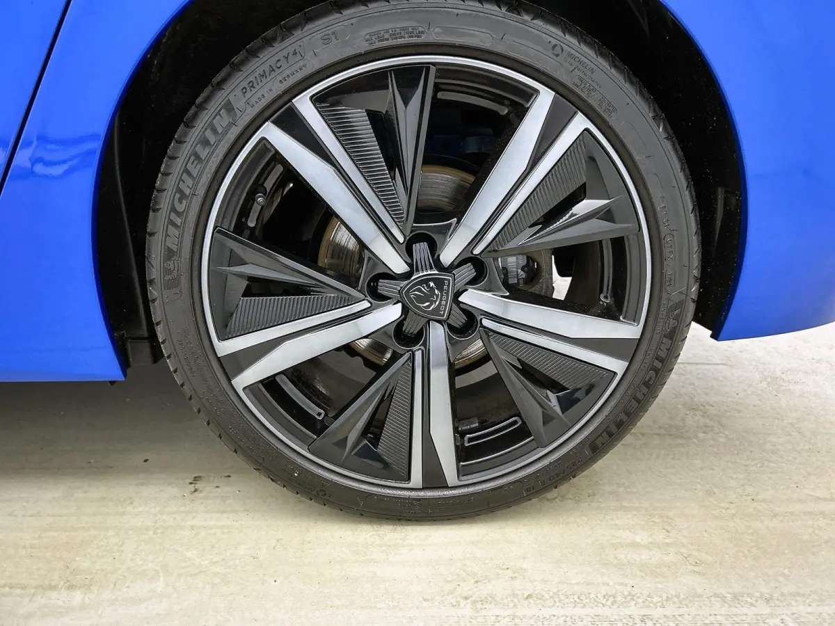 1.2 GT Pack Business 130pk Automaat | Trekhaak | Elektrische Bestuurdersstoel | Stoelmassage | Adaptieve Cruise Control | Navigatie | Climate Control | Focal | 360 Camera | Matrix-LED |