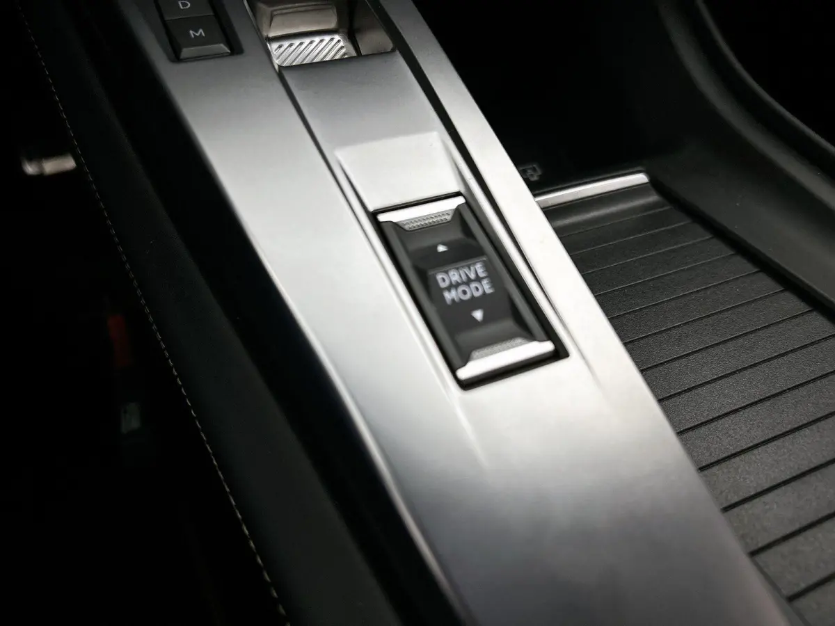 1.2 GT Pack Business 130pk Automaat | Trekhaak | Elektrische Bestuurdersstoel | Stoelmassage | Adaptieve Cruise Control | Navigatie | Climate Control | Focal | 360 Camera | Matrix-LED |