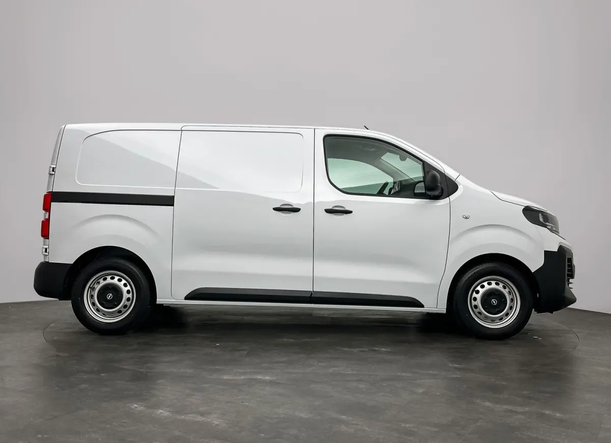 1.5 Diesel 120 S&S L2 | Navigatie | PDC achter | Apple Caprplay&Android Auto | Houten vloer | Tot 8 jaar speciale garantie!