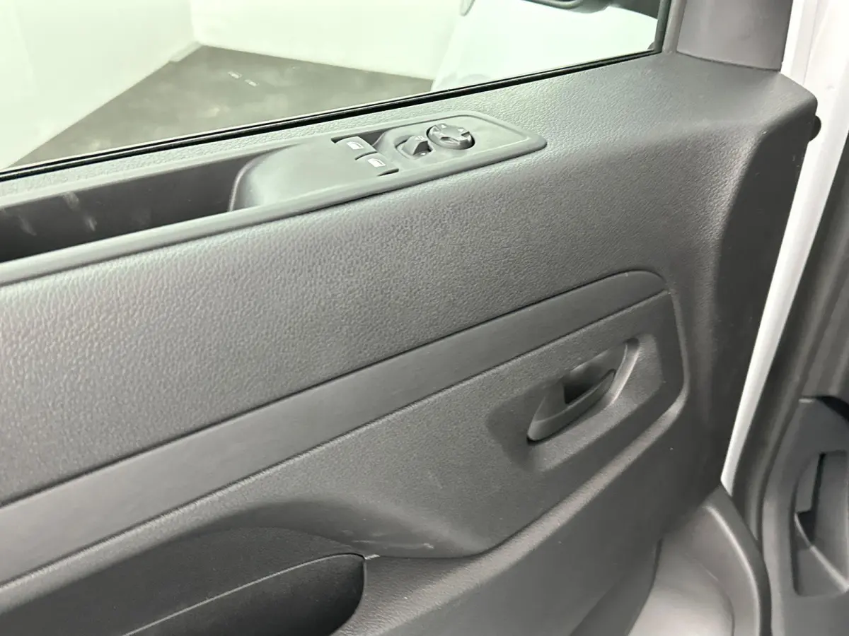 1.5 Diesel 120 S&S L2 | Navigatie | PDC achter | Apple Caprplay&Android Auto | Houten vloer | Tot 8 jaar speciale garantie!