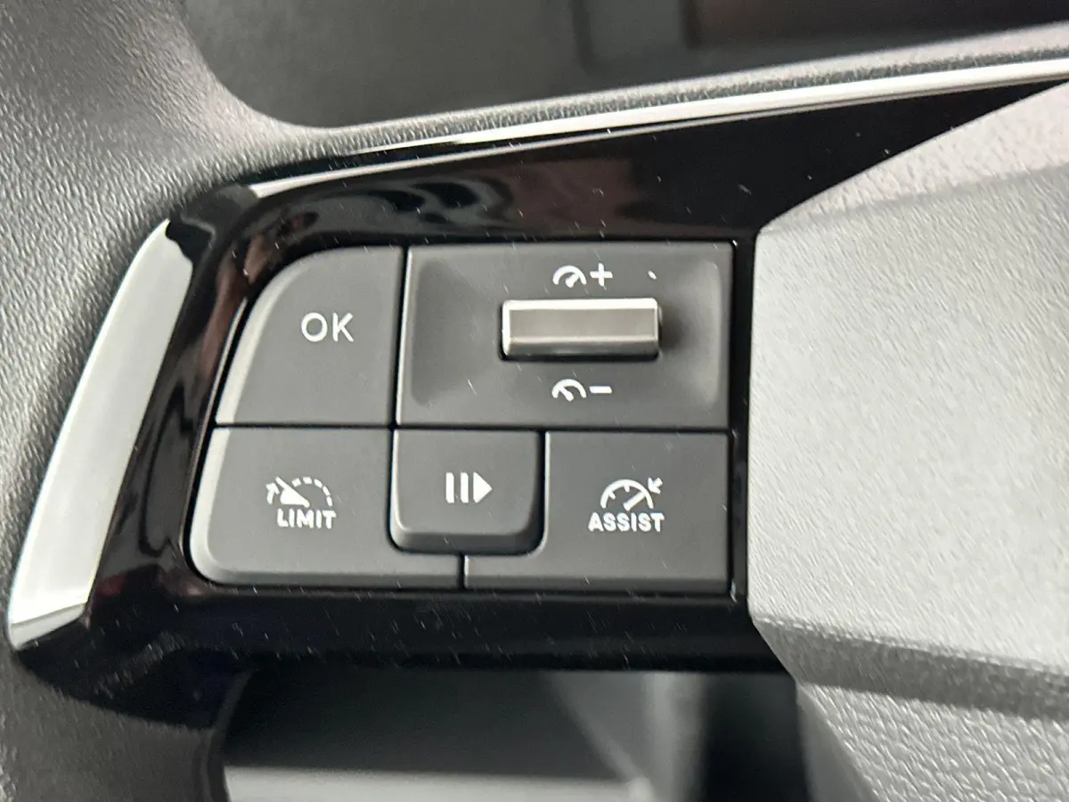 1.5 Diesel 120 S&S L2 | Navigatie | PDC achter | Apple Caprplay&Android Auto | Houten vloer | Tot 8 jaar speciale garantie!