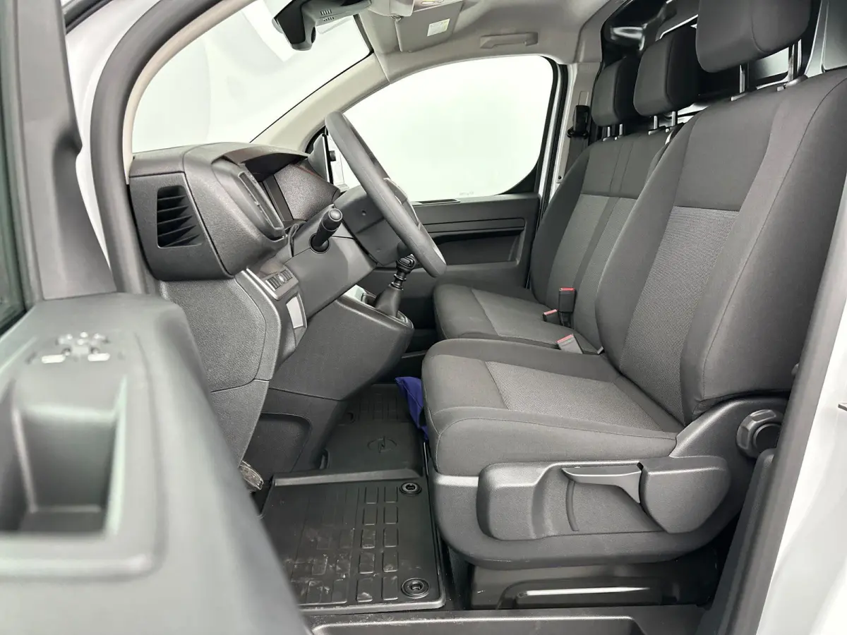 1.5 Diesel 120 S&S L2 | Navigatie | PDC achter | Apple Caprplay&Android Auto | Houten vloer | Tot 8 jaar speciale garantie!