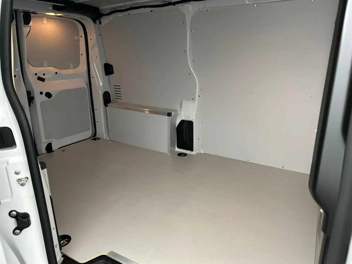 1.5 Diesel 120 S&S L2 | Navigatie | PDC achter | Apple Caprplay&Android Auto | Houten vloer | Tot 8 jaar speciale garantie!
