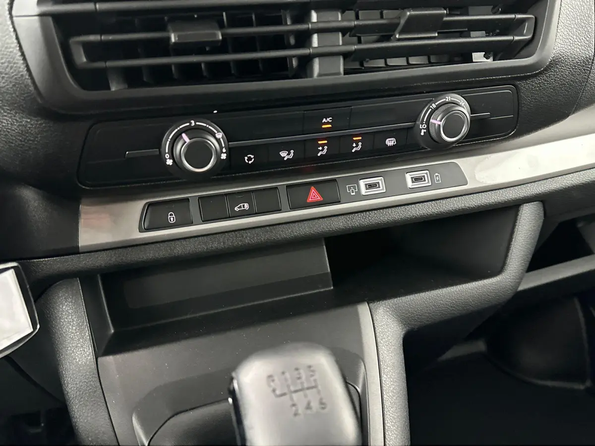 1.5 Diesel 120 S&S L2 | Navigatie | PDC achter | Apple Caprplay&Android Auto | Houten vloer | Tot 8 jaar speciale garantie!