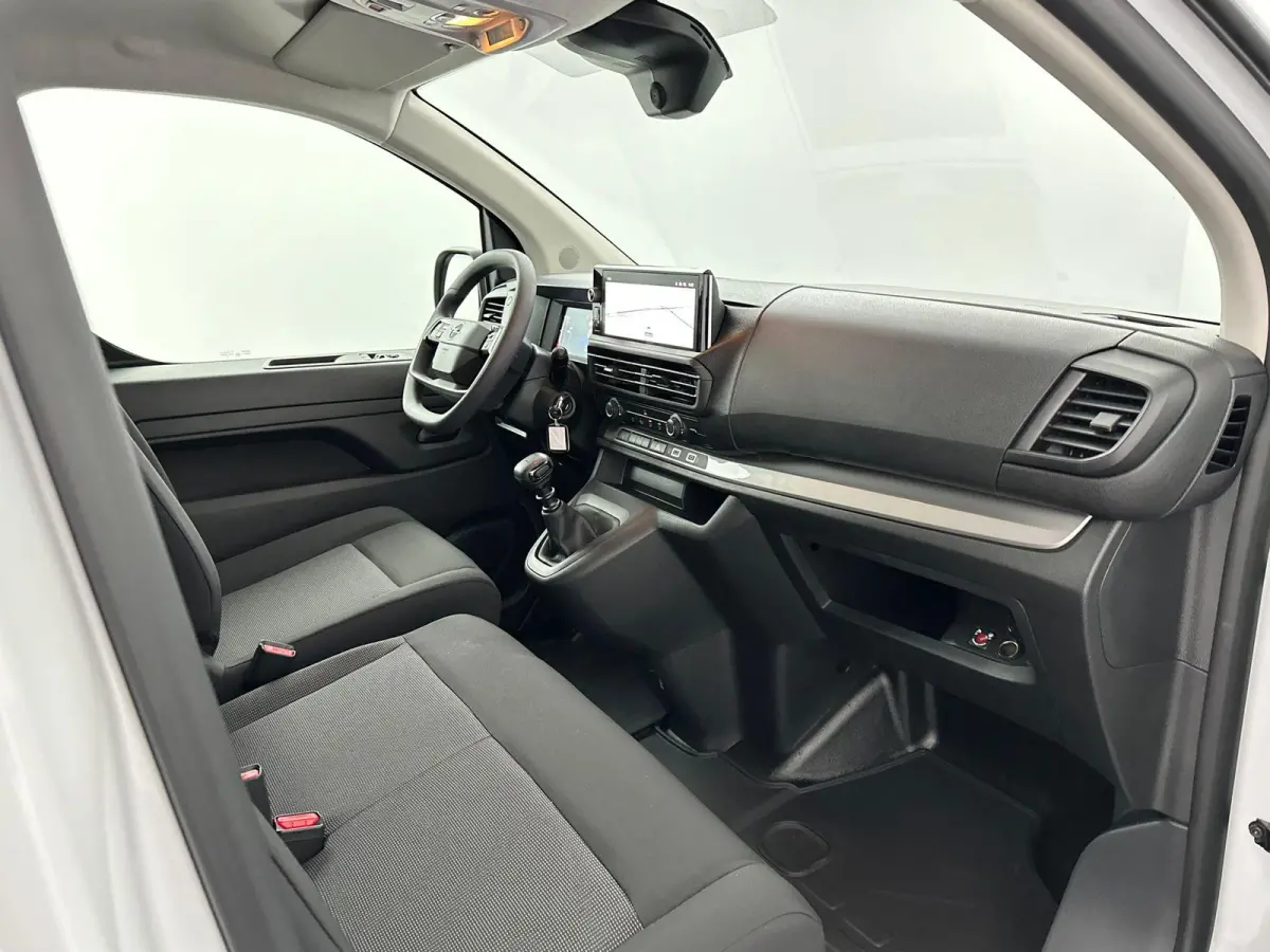 1.5 Diesel 120 S&S L2 | Navigatie | PDC achter | Apple Caprplay&Android Auto | Houten vloer | Tot 8 jaar speciale garantie!