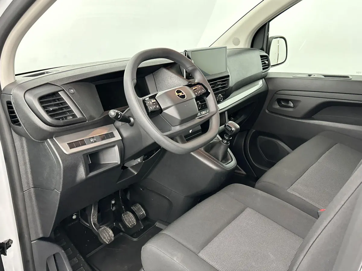 1.5 Diesel 120 S&S L2 | Navigatie | PDC achter | Apple Caprplay&Android Auto | Houten vloer | Tot 8 jaar speciale garantie!