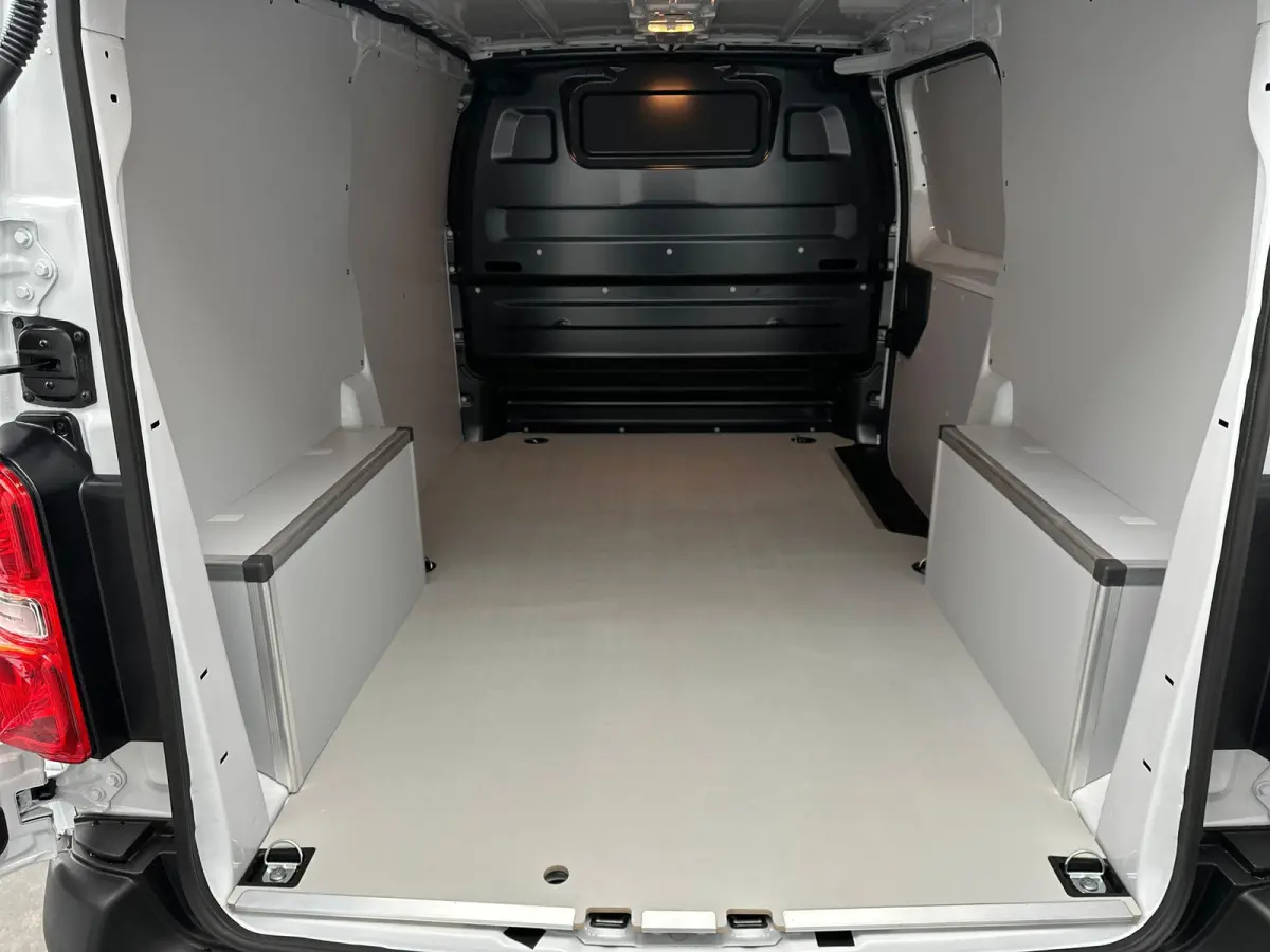 1.5 Diesel 120 S&S L2 | Navigatie | PDC achter | Apple Caprplay&Android Auto | Houten vloer | Tot 8 jaar speciale garantie!