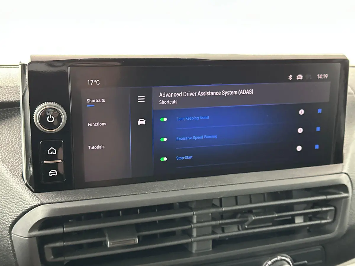 1.5 Diesel 120 S&S L2 | Navigatie | PDC achter | Apple Caprplay&Android Auto | Houten vloer | Tot 8 jaar speciale garantie!