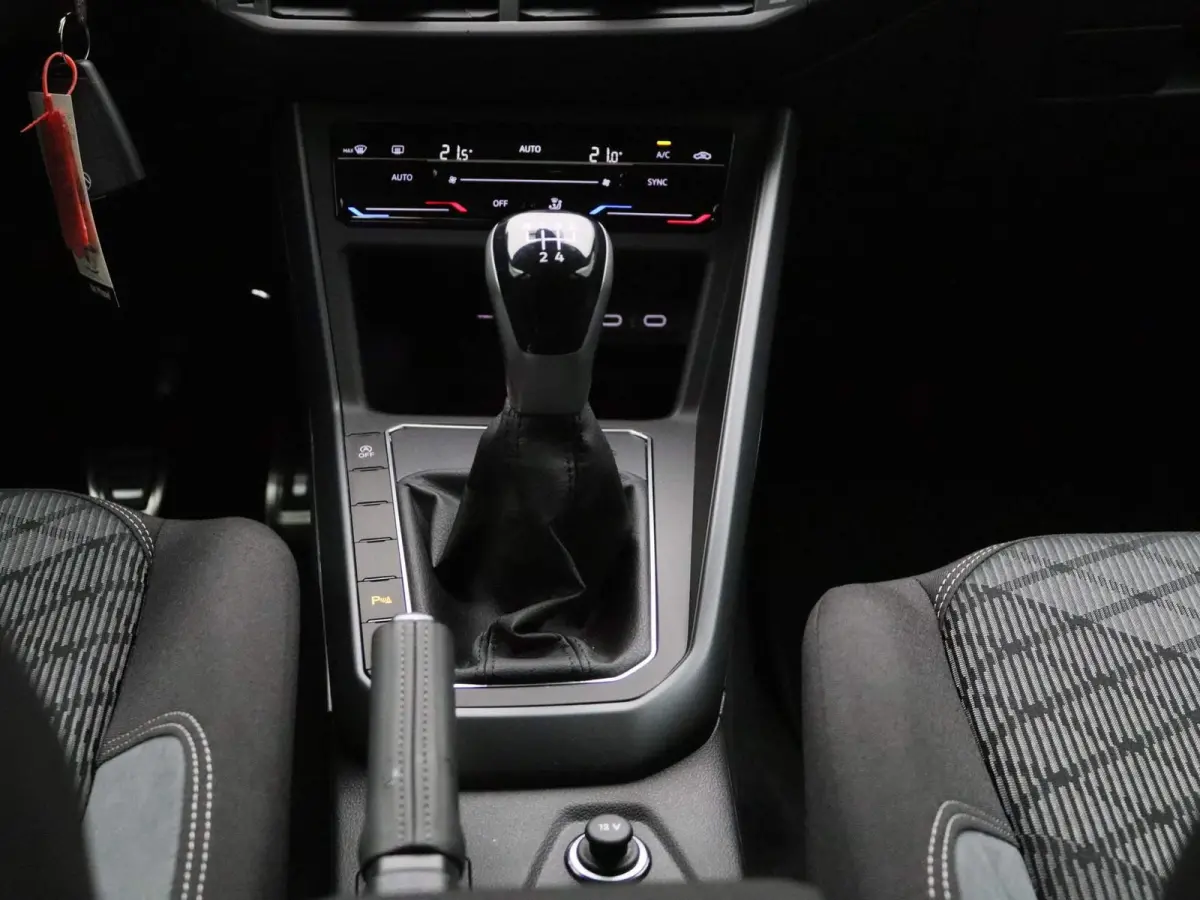 1.0 TSI R-Line 95 PK| Origineel Nederlands | 1e Eigenaar | Draadloze Apple carplay | Adaptieve cruise control | Travel Assist | Climate control | Achteruitrijcamera | Parkeersensoren |