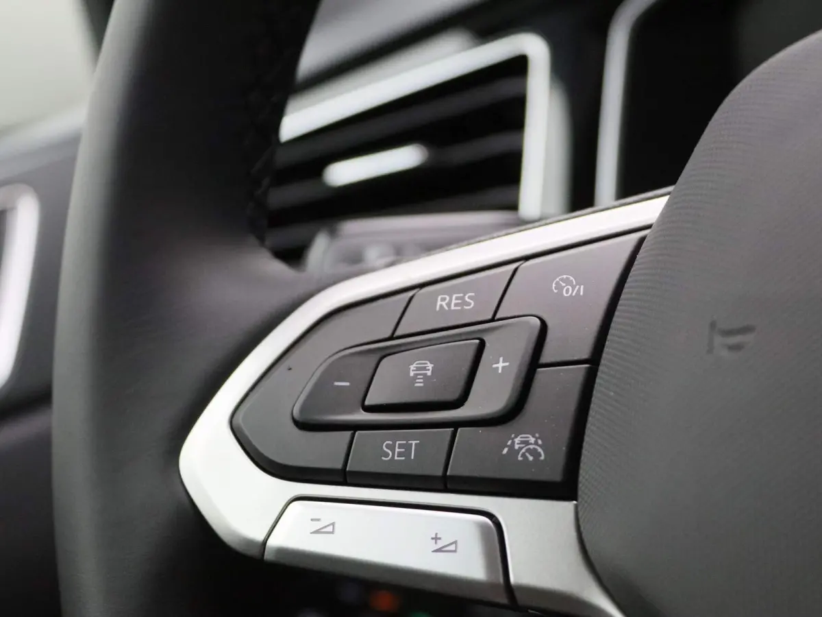 1.0 TSI R-Line 95 PK| Origineel Nederlands | 1e Eigenaar | Draadloze Apple carplay | Adaptieve cruise control | Travel Assist | Climate control | Achteruitrijcamera | Parkeersensoren |