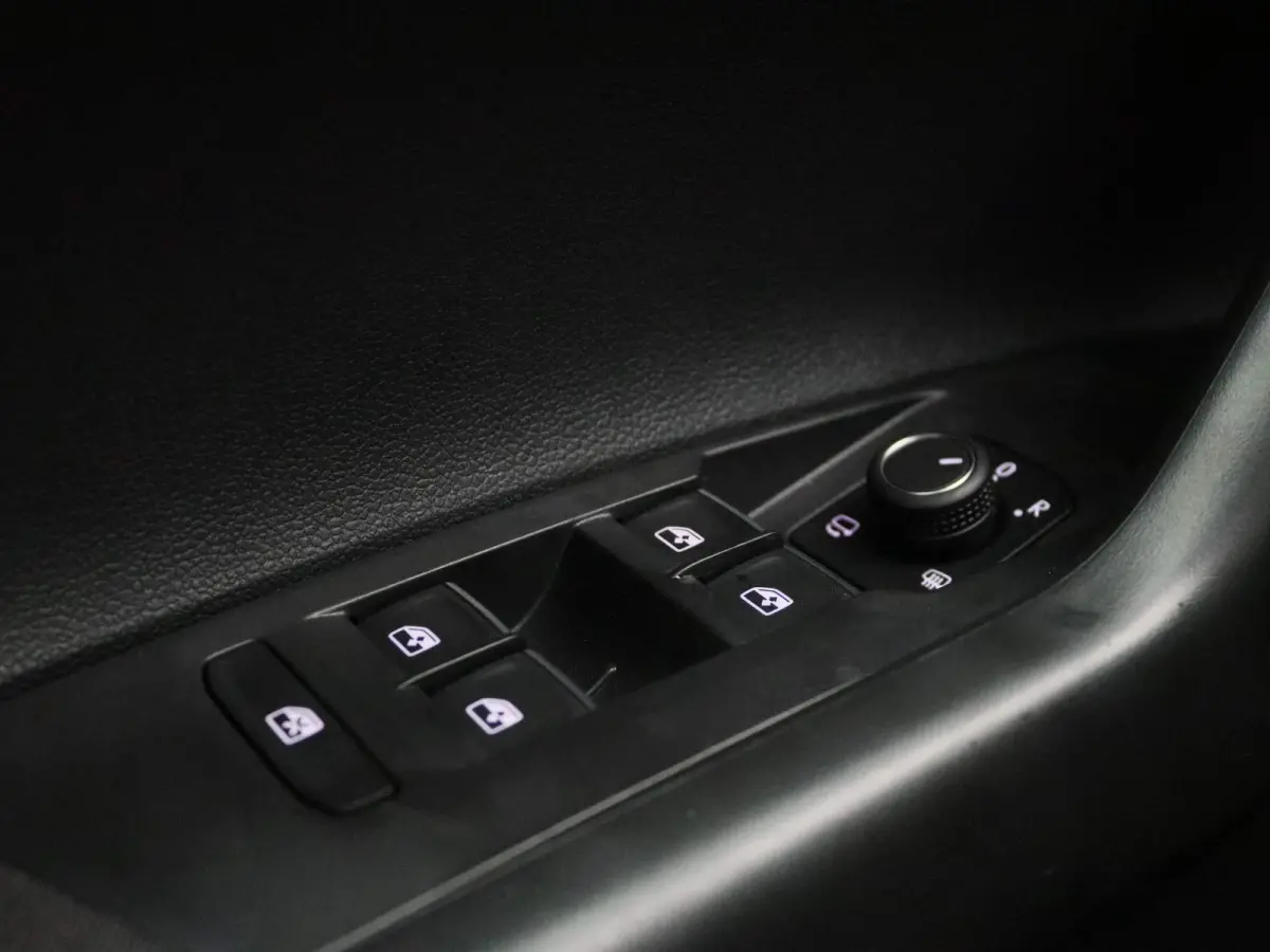 1.0 TSI R-Line 95 PK| Origineel Nederlands | 1e Eigenaar | Draadloze Apple carplay | Adaptieve cruise control | Travel Assist | Climate control | Achteruitrijcamera | Parkeersensoren |