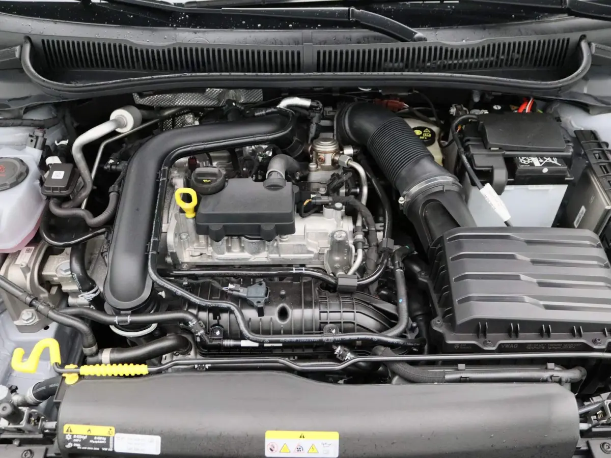 1.0 TSI R-Line 95 PK| Origineel Nederlands | 1e Eigenaar | Draadloze Apple carplay | Adaptieve cruise control | Travel Assist | Climate control | Achteruitrijcamera | Parkeersensoren |