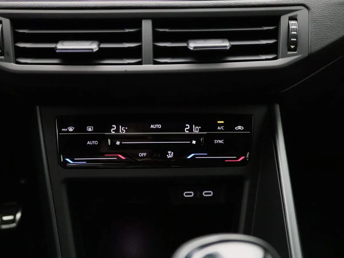 1.0 TSI R-Line 95 PK| Origineel Nederlands | 1e Eigenaar | Draadloze Apple carplay | Adaptieve cruise control | Travel Assist | Climate control | Achteruitrijcamera | Parkeersensoren |