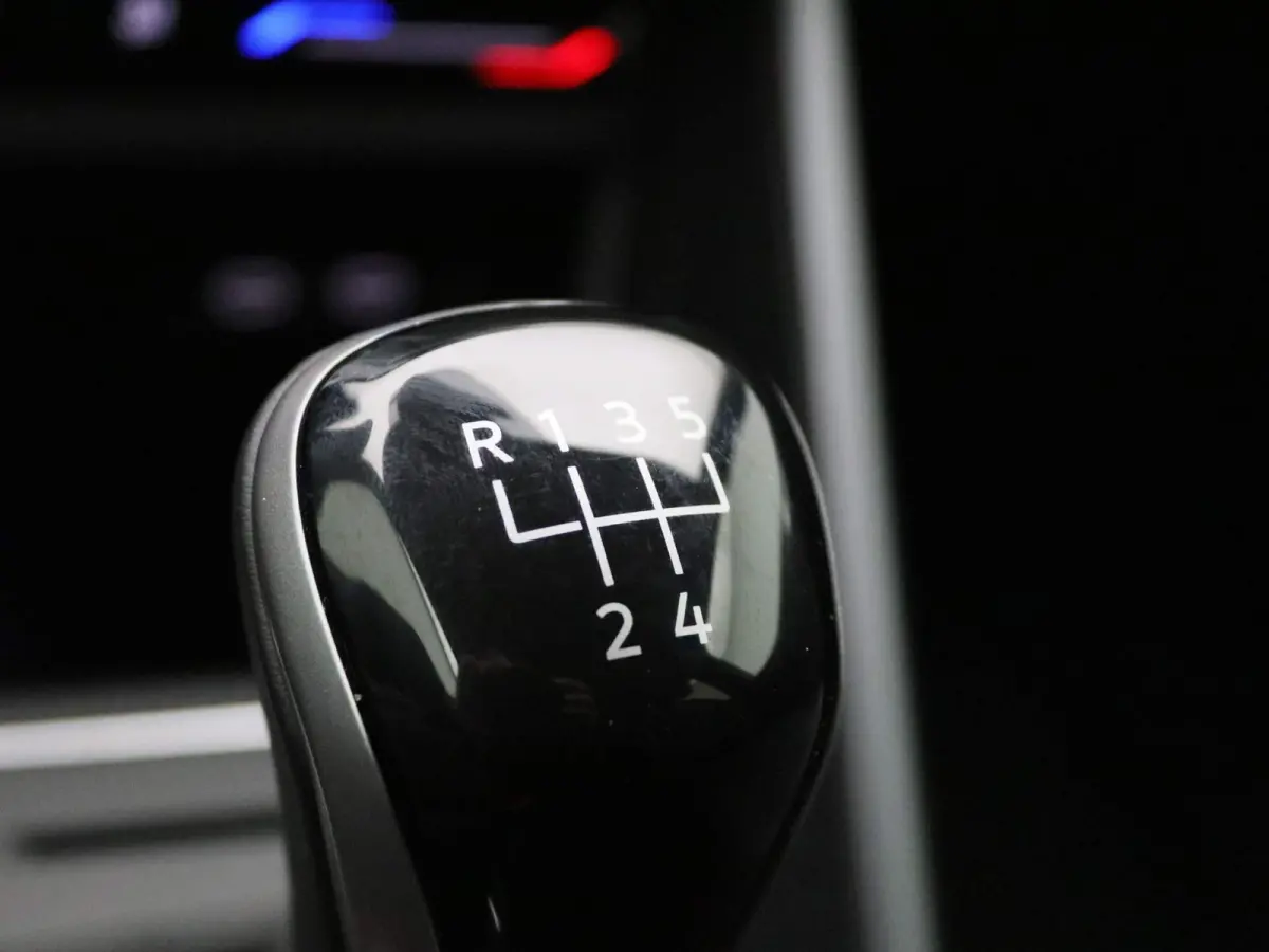 1.0 TSI R-Line 95 PK| Origineel Nederlands | 1e Eigenaar | Draadloze Apple carplay | Adaptieve cruise control | Travel Assist | Climate control | Achteruitrijcamera | Parkeersensoren |