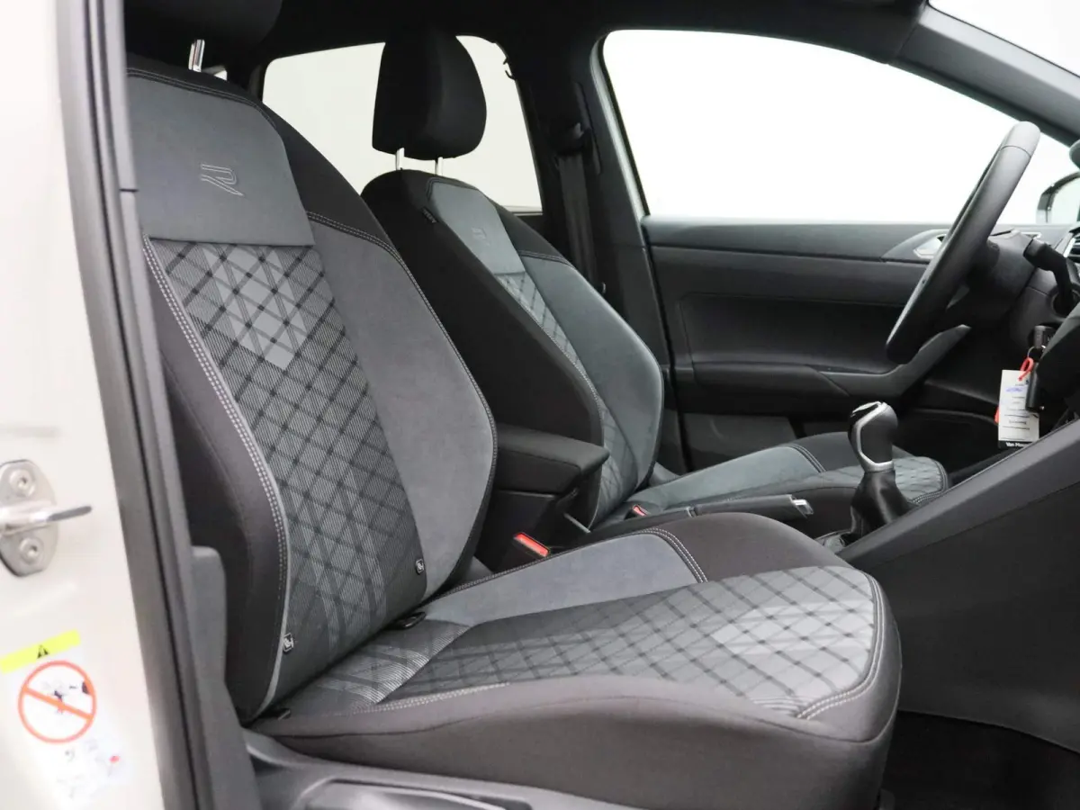 1.0 TSI R-Line 95 PK| Origineel Nederlands | 1e Eigenaar | Draadloze Apple carplay | Adaptieve cruise control | Travel Assist | Climate control | Achteruitrijcamera | Parkeersensoren |