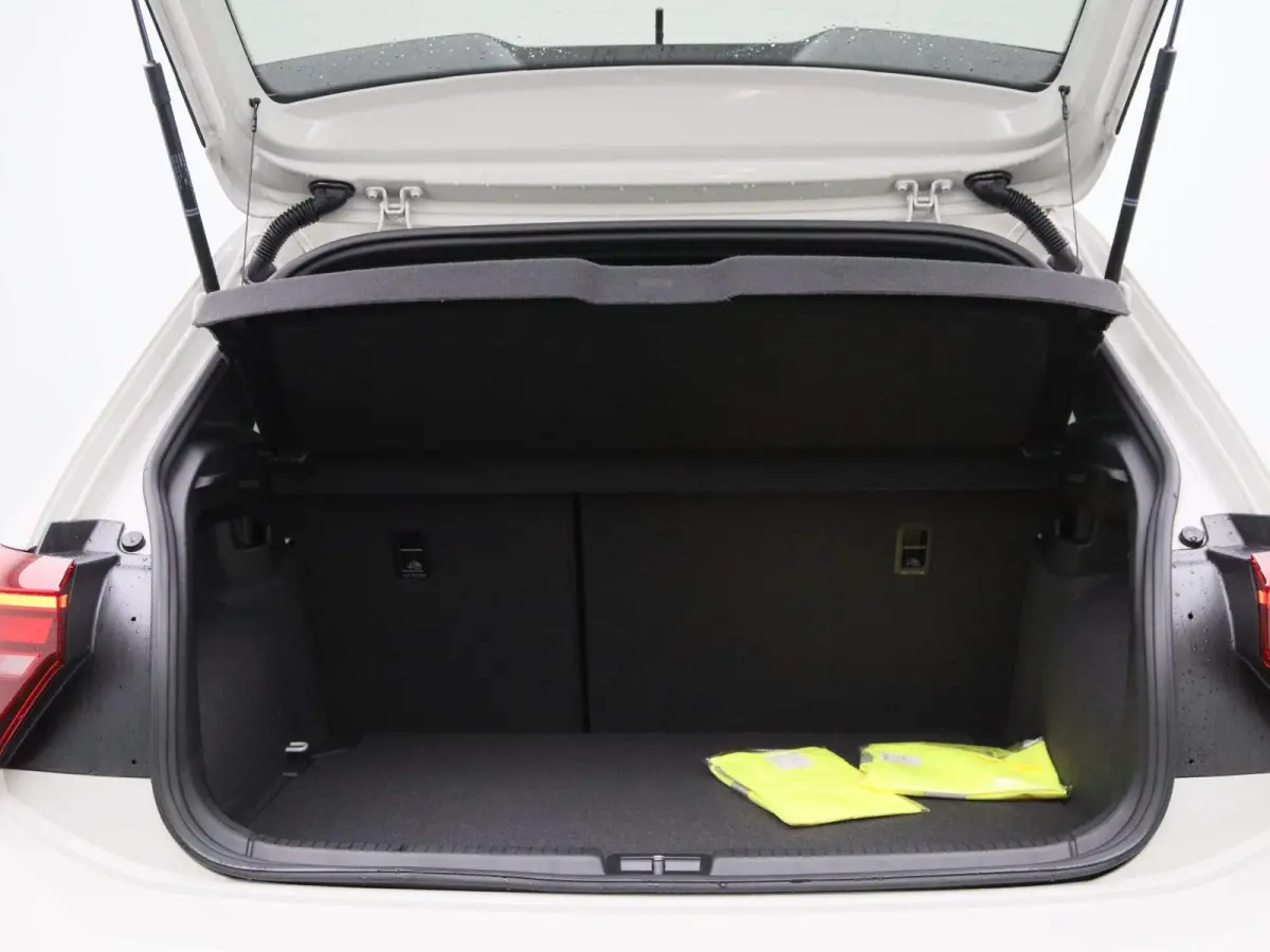 1.0 TSI R-Line 95 PK| Origineel Nederlands | 1e Eigenaar | Draadloze Apple carplay | Adaptieve cruise control | Travel Assist | Climate control | Achteruitrijcamera | Parkeersensoren |