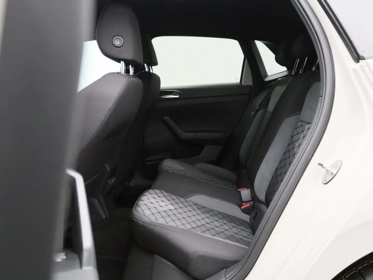 1.0 TSI R-Line 95 PK| Origineel Nederlands | 1e Eigenaar | Draadloze Apple carplay | Adaptieve cruise control | Travel Assist | Climate control | Achteruitrijcamera | Parkeersensoren |
